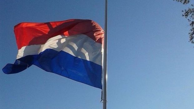 Circus Aalmoezenier: vlag halfstok bij circus en kermis