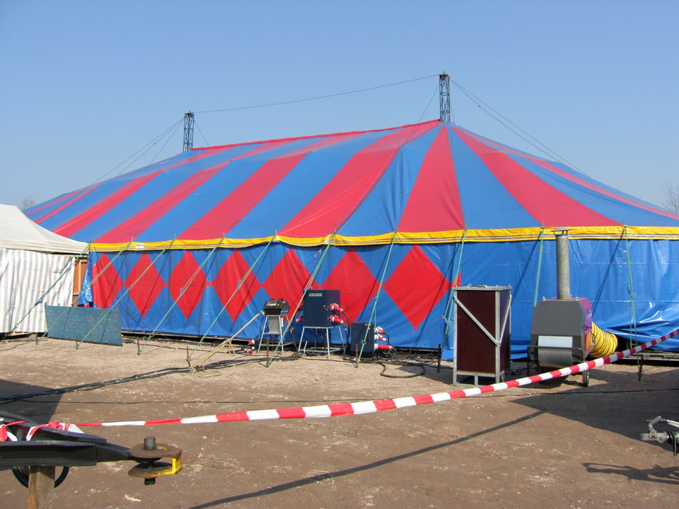 Nodig uit informatie Kudde Veel circusmaterialen te koop bij Mikkenie Verhuur - Circusweb