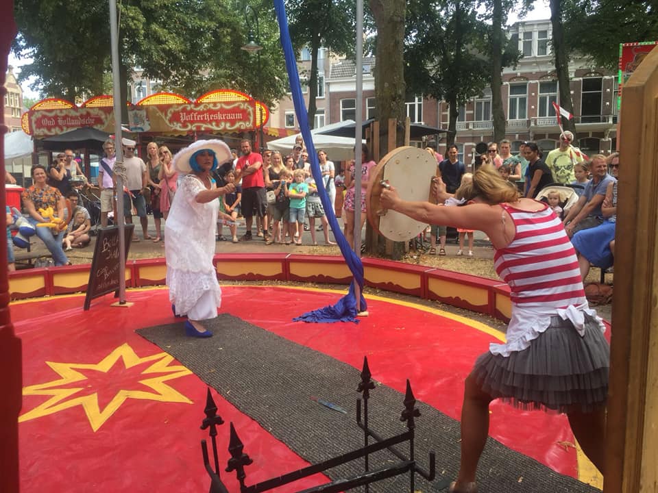 Kitty Hagen staat met circus op de kermis