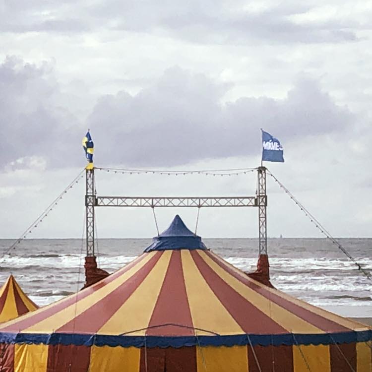 Tent Circus Salto op het strand