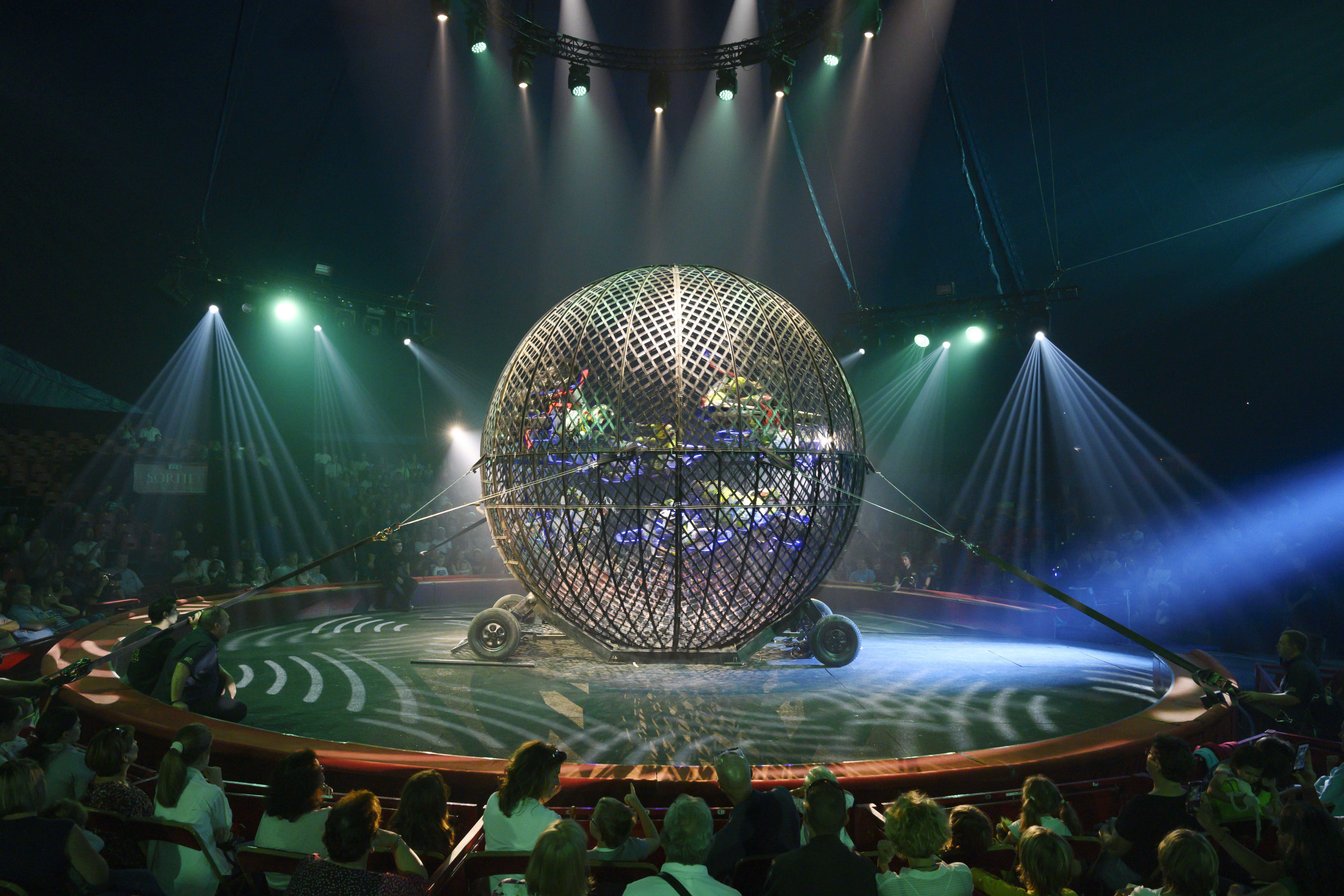 Globe of death op Circusweb