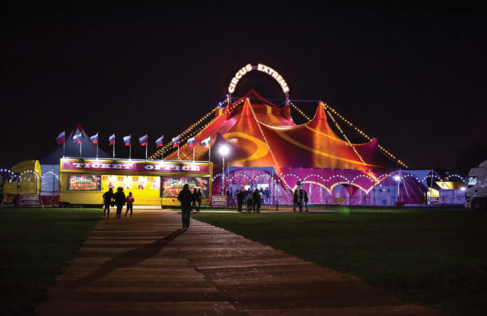 Circussen in Engeland stellen tenten beschikbaar