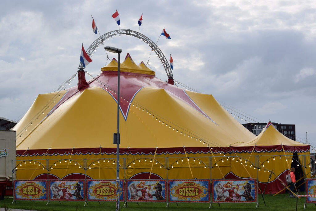 Circus Bossle terug in Leek