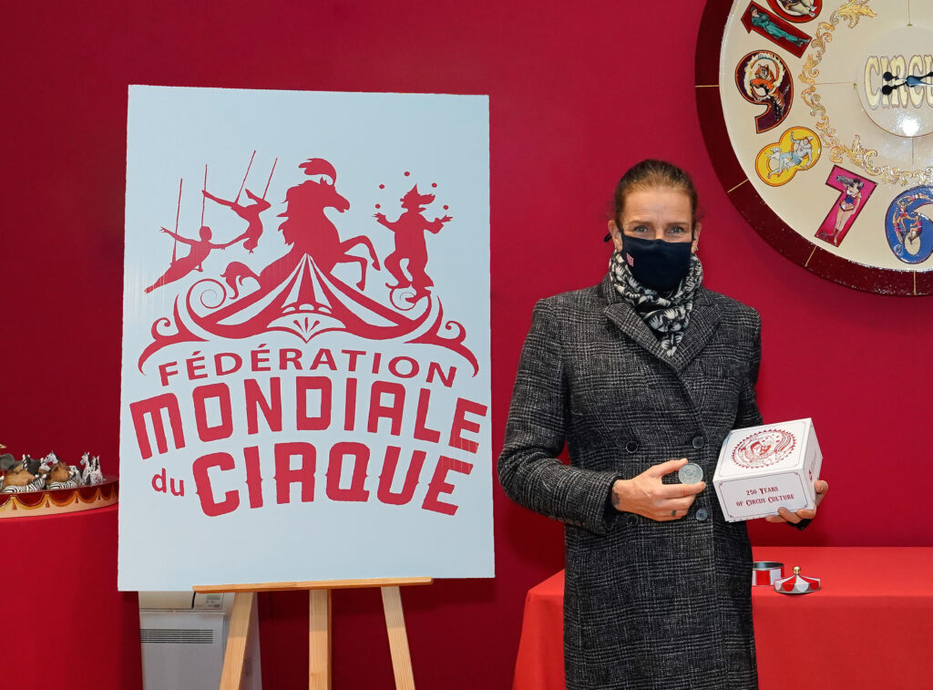 Prinses Stéphanie van Monaco ontvangt eerste zilveren zandmunt