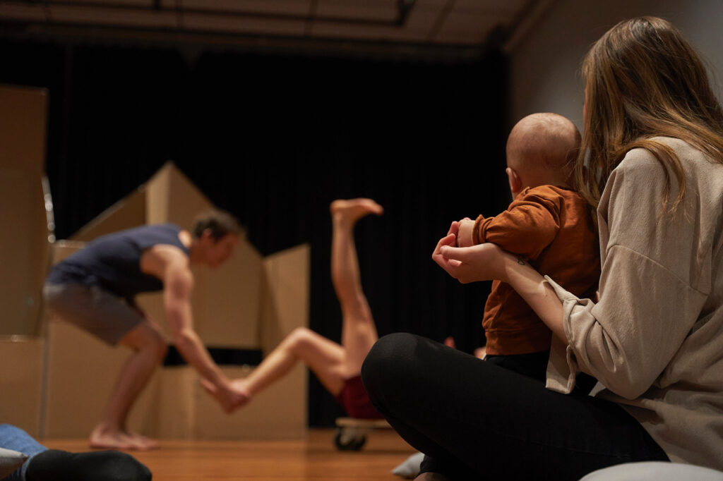 Emilie Weisse (van Menno van Dijke) organiseert circusvoorstelling voor baby’s