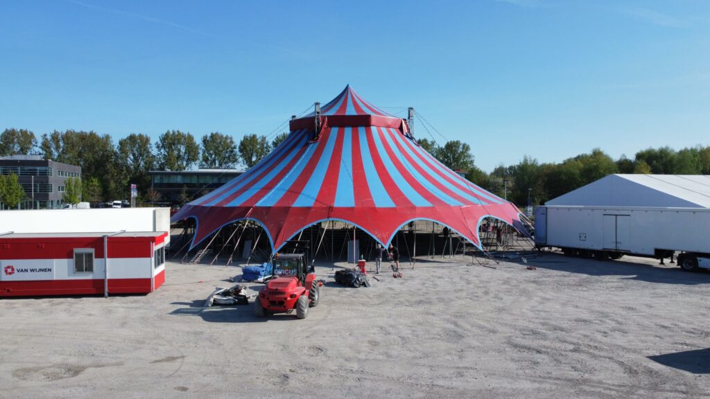 Tent Dordts circus voor Oekraïne staat