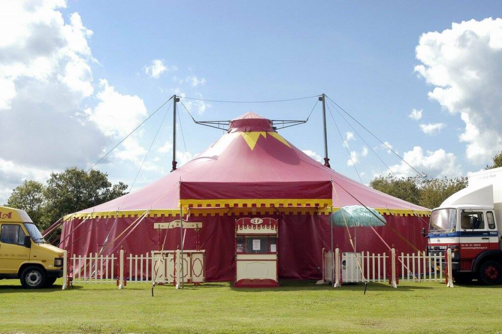 Theater Circus Fantâsia op de Zwarte Cross én op tournee met ‘On Airlines’