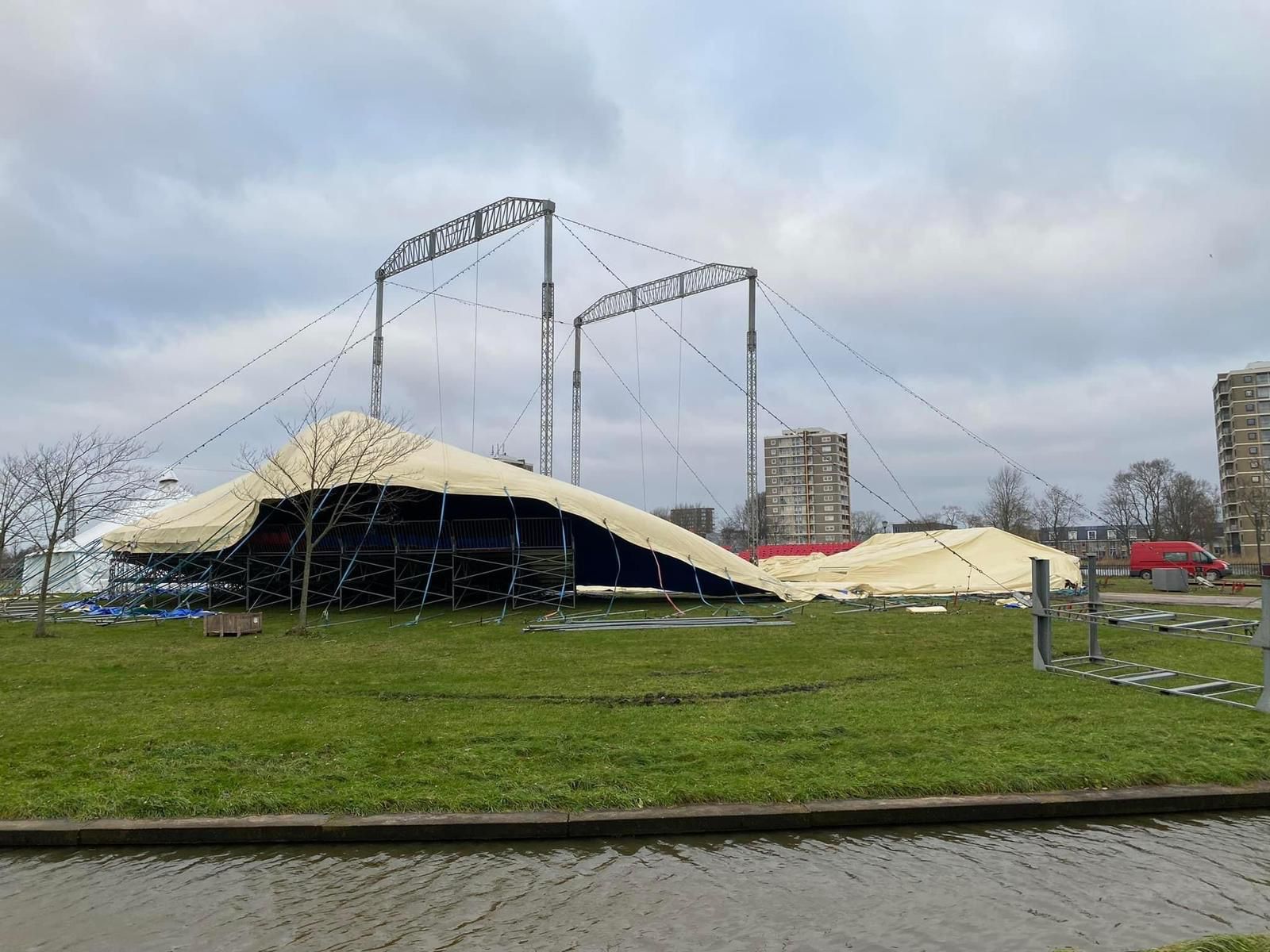 Hoofdtent Kerstcircus Haarlem waait kapot