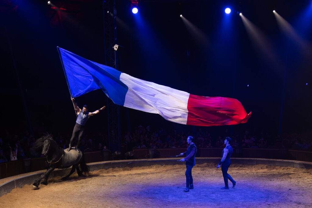 VIJF STERREN voor ‘Les Folies Gruss 2023/2024’: vakmanschap en eindeloos talent in een topvoorstelling (Parijse Week)