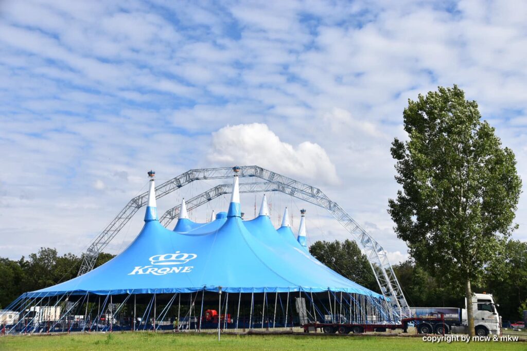 Circus Krone bouwt voor het eerst nieuwe tent op