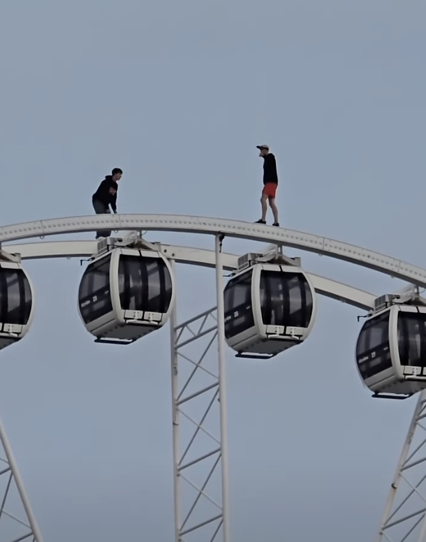 Bizar! Twee jongens spelen acrobaatje met levensgevaarlijk stunt op reuzenrad