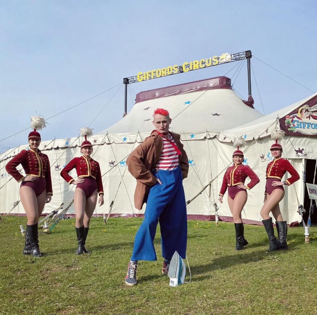 Send in the clowns! Tweedy keert terug naar Giffords Circus