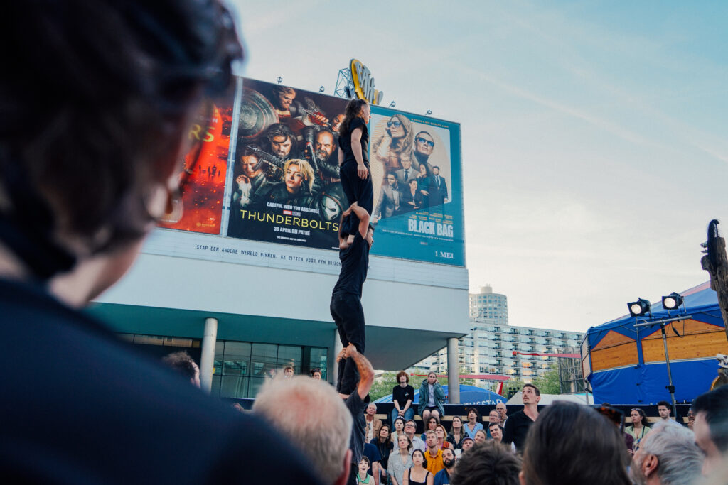 Recensie: ‘Reclaim’ – prachtig en rauw ritueel onder Rotterdamse wolkenkrabbers (Circusstad Festival 2025)