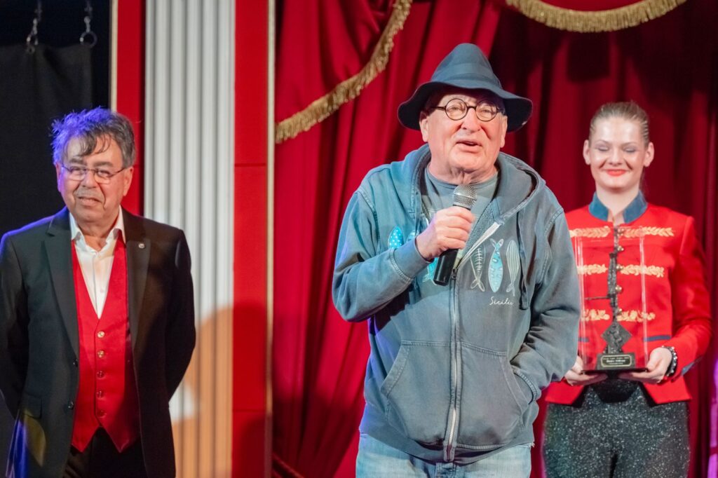 Maurice Veldkamp ontvang Oscar Carré Trofee van Youp van ’t Hek | vele bekenden uit circuswereld aanwezig