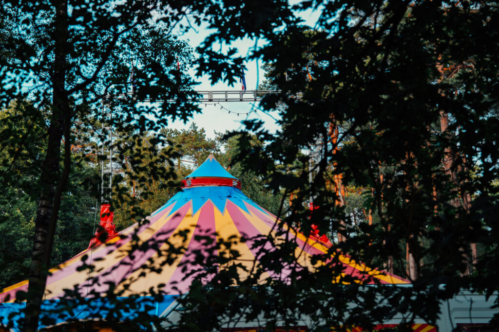 Recensieverslag: Circus Salto viert 15-jarig jubileum met hartelijke en kindvriendelijke voorstelling