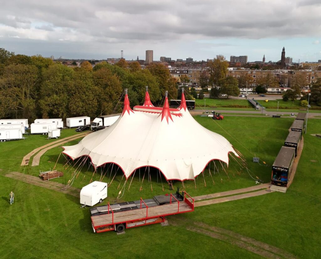 Circus Chapito (2025) verrijst in het Zuiderpark in Den Haag