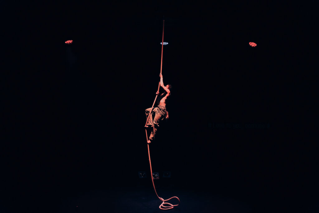 Recensie: ‘A Spectacle of Herself’. Rauw, intelligent en onweerstaanbaar meeslepend (Circusstad Festival 2026)