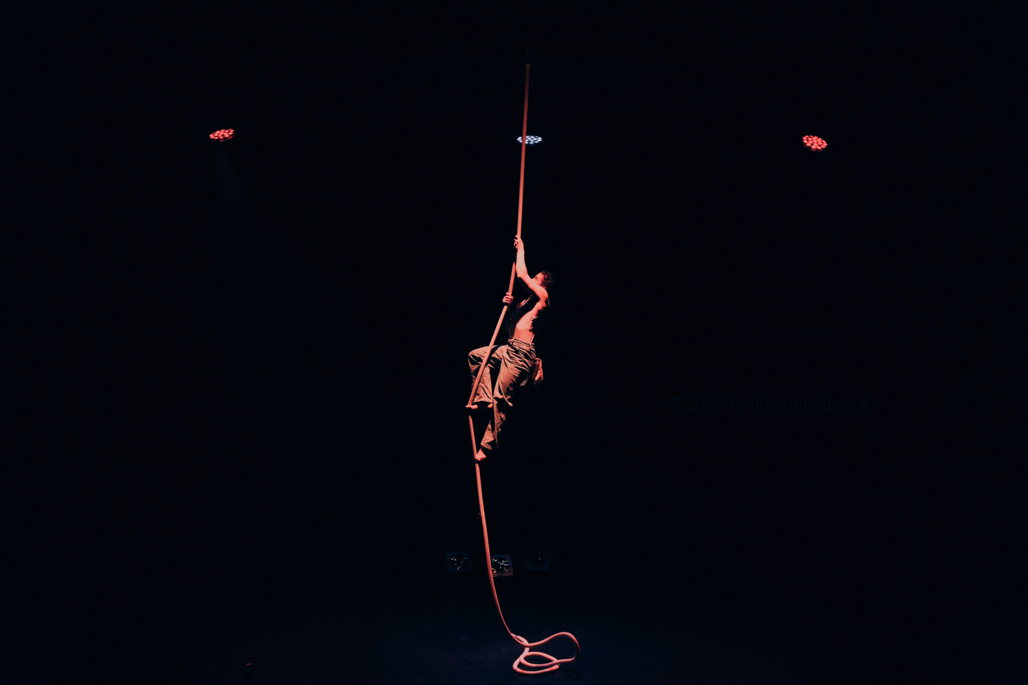 Recensie: 'A Spectacle of Herself'. Rauw, intelligent en onweerstaanbaar meeslepend (Circusstad Festival 2026)