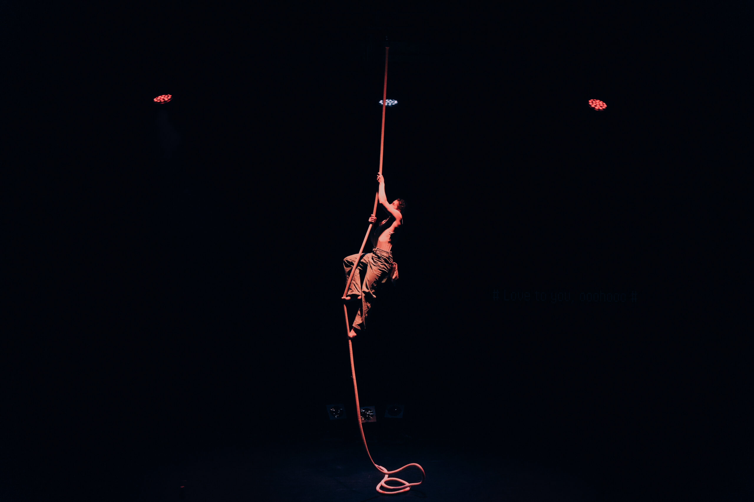 Recensie: ‘A Spectacle of Herself’. Rauw, intelligent en onweerstaanbaar meeslepend (Circusstad Festival 2026)