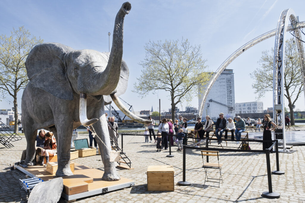 Nog 6 dagen | Levensgrote olifant ‘Tembo’ op Circusstad Festival in Rotterdam